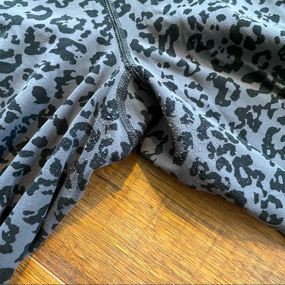 Athleta Salutation Stash Pocket Il Capri Leopard - Picture 5 of 9